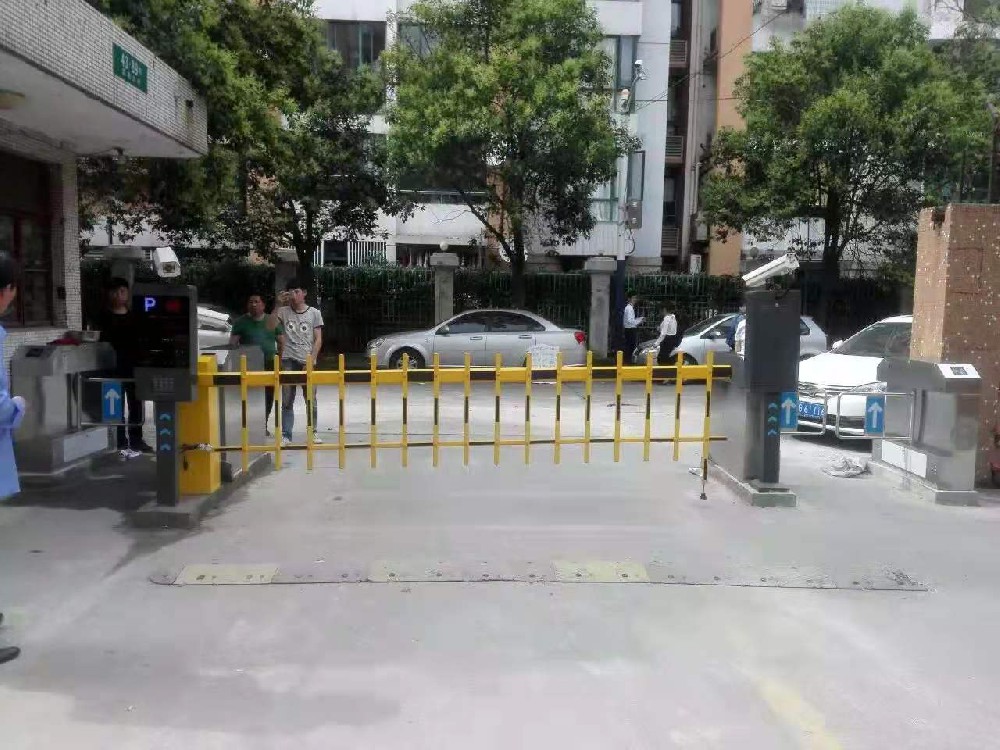 龍柏六村監(jiān)控，車(chē)牌識(shí)別系統(tǒng)